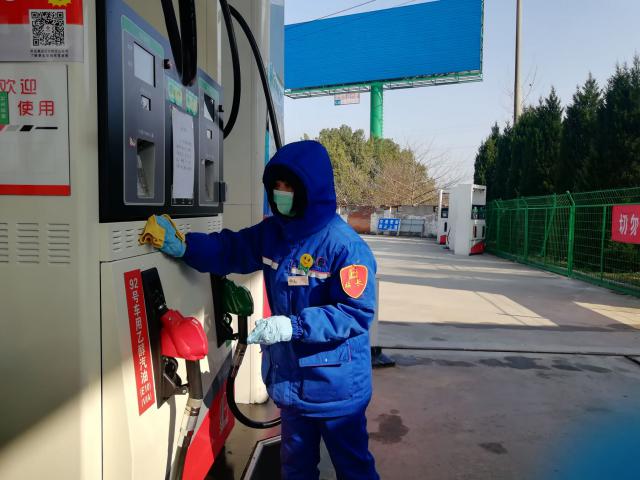 站長汪慧娟對(duì)加油設(shè)備進(jìn)行消毒.jpg