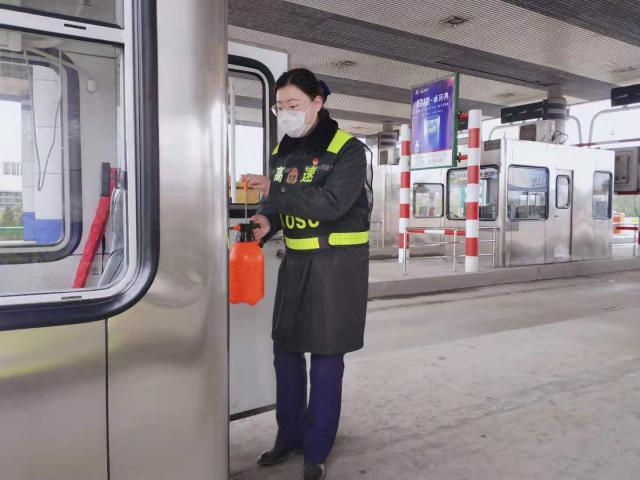 淮南西站的凡文欣，作為一名“90后”團干部，始終堅守一線戰(zhàn)疫情.jpg