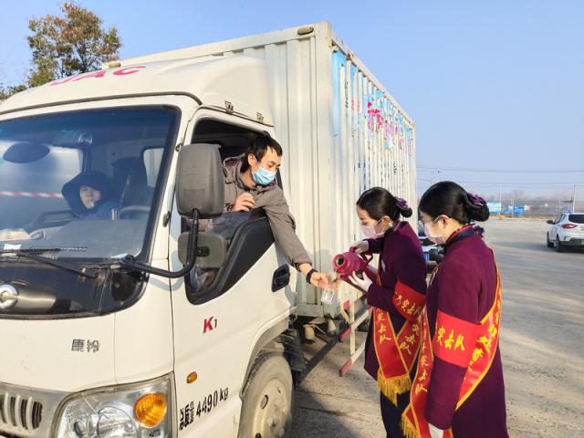 1583313630170621.jpg 蚌埠處組織志愿服務黨員突擊隊開展便民服務_調整大小.jpg