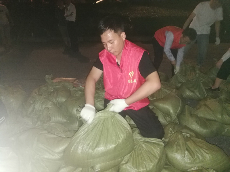 1595899704140541.jpg 高速地產(chǎn)“抗洪救災(zāi)志愿小隊(duì)”青年支援街道防汛工作_調(diào)整大小.jpg