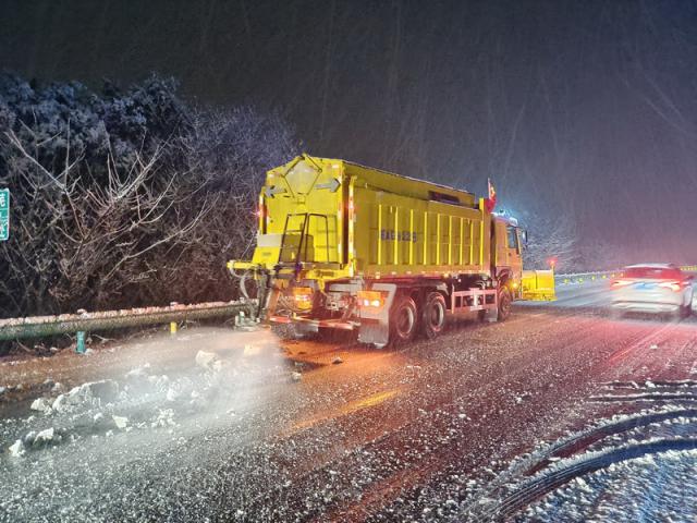 蚌埠處迅速組織人員、機(jī)械迅速到位，積極應(yīng)對鏟冰除雪作業(yè) (10)_調(diào)整大小.jpg