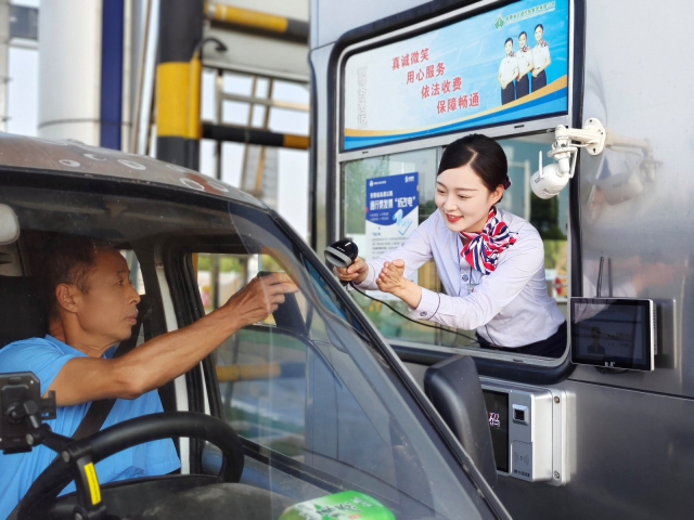 9月16日濟(jì)廣高速阜陽處袁寨收費(fèi)站收費(fèi)員謝云正熱情服務(wù)過往司乘人員，用行動(dòng)踐行皖美服務(wù)1.jpg