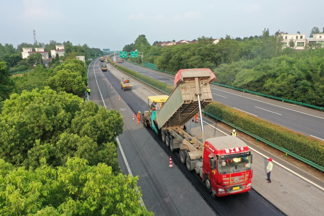 7月15日，滬武高速馬巢段進(jìn)行單車道路面銑刨重鋪?zhàn)鳂I(yè)。.png
